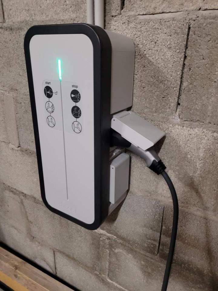 Borne de recharge pour véhicule électrique Mâcon